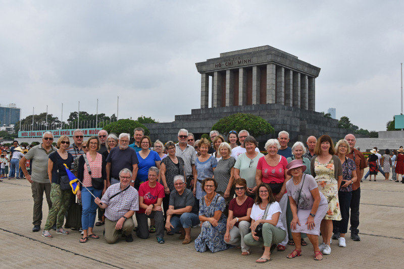 Gruppenbild vor dem Ho-Chi-Minh-Mausoleum